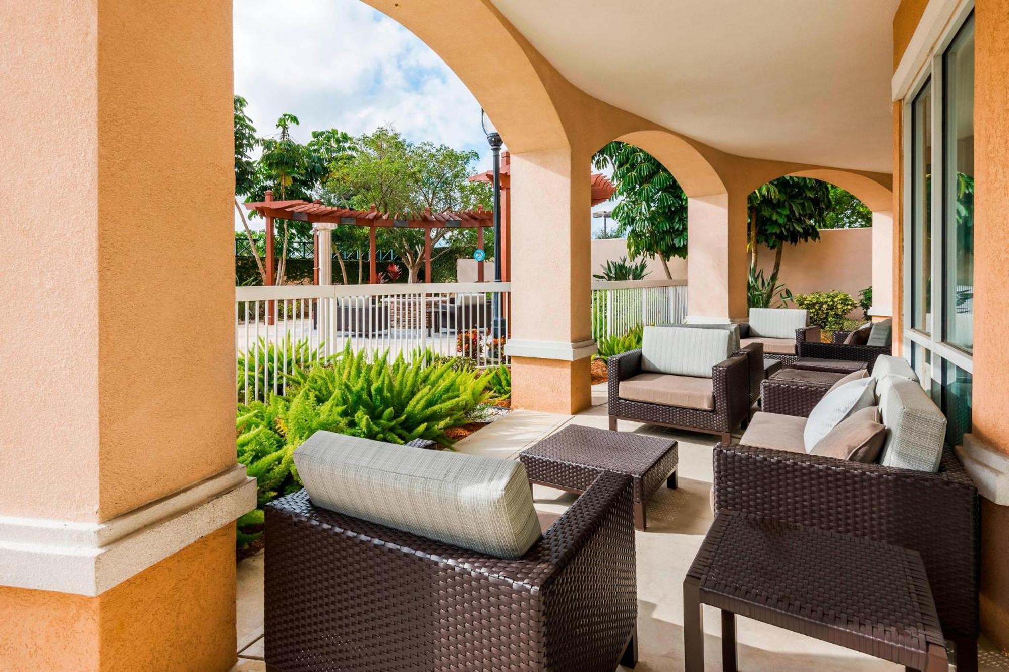 Courtyard Fort Myers At I-75 And Gulf Coast Town Center Estero Eksteriør bilde